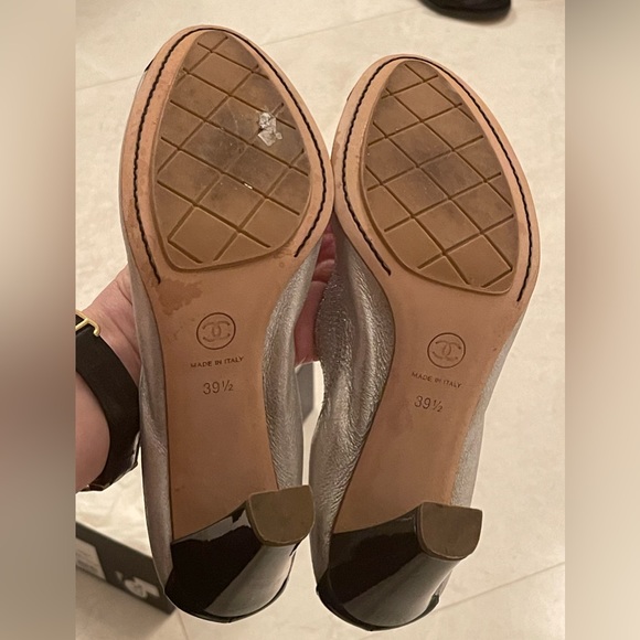 Chanel Size 39 Black Patent and Silver Pumps. - Picture 7 of 13